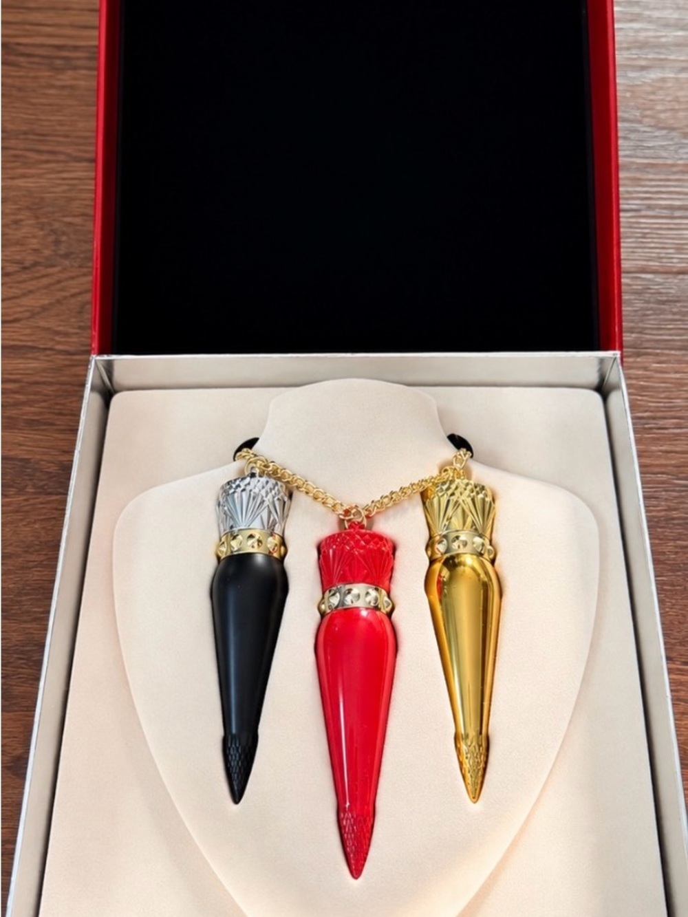 Christian Louboutin Lip
Trio Rouge Louboutin
Coffret Lipstick Necklace
Set NIB
